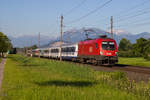 1016 021-8 zieht ihren EuroNight durch Vorarlberg auf der Umleiterstrecke nach Zürich . Zwischen Hohenems und Dornbirn. Fahrtrichtung Dornbirn. 26.6.2017