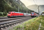 LINKS:
101 072-7 durchfährt mit dem EC 115 (Münster (Westf) Hbf - Klagenfurt Hbf) den Bahnhof.

RECHTS:
1016 029-1 trifft mit der ASTB 9626, aus Mallnitz-Obervellach, ein.

Aufgenommen am 30.8.2017, in Böckstein.