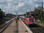 Für ein paar Tage hat HKX den Taurus 1016 034 der ÖBB angemietet. Hier fährt der HKX Zug auf dem Weg nach Hamburg im Bahnhof Hasbergen durch. Im Hintergrund wartet ein Schienenbus die Durchfahrt des HKX ab, um anschließend die Sonderfahrt zum Osnabrücker Hafen fortzusetzen. September 2017