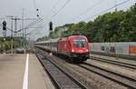 Durchfahrt von 1016 042 am 12.09.2017 bei Regen mit dem EC 112 (Klagenfurt Hbf - Frankfurt (Main) Hbf) und der 1116 138 am Zugschluss in Zorneding gen München Ost.