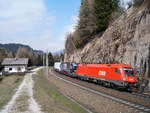 1016 026 mit einer ROLA nach Wörgl bei Gries am Brenner, 13.04.2019.