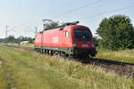 Lz kommt die ÖBB 1016 032 bei Kaarst Broicherseite gen Neuss gefahren am Abend des 26.9.2019