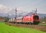 01.04.2001, Bei Salzburg-Elsbethen,  Von den blauen Bergen komm' ich her...  Die  Rollende Landstraße  der ÖBB mit der Taurus-Lok 1016 021-6 fährt vorüber.