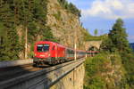 Am 10.09.2015 fährt 1016 001 mit IC in Richtung Villach über das Krauselklauseviadukt bei Breitenstein.