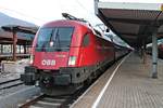 Am Abend des 02.07.2018 stand ÖBB 1016 038 mit dem NJ 420/40420 (Innsbruck Hbf - Düsseldorf Hbf/Hamburg Altona) auf Gleis 7 im Hauptbahnhof von Innsbruck und wartete auf die Ausfahrt. An diesem Tag hatte der Zug direkt hinter der Lok noch zwei IC-Wagen von Innsbruck Hbf bis München Hbf mit dabei als Ersatz für den EC 82, der wegen Bauarbeiten bei Rosenheim nur bis Innsbruck Hbf verkehrte.