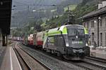 Am Mittag des 03.07.2018 fuhr 1016 036  CAT  einen Containerzug vom Brenner nach München, als sie durch den Bahnhof von Matrei am Brenner in Richtung Inntal fuhr.