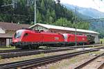 Blick auf 1016 038, weclhe zusammen mit 1116 261 am Morgen des 04.07.2018 unter italienischer Oberleitung von D 245 6020 im Bahnhof von Brennero wieder zurück nach Österreich geschoben