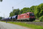 04. Juni 2019, Ein Güterzug mit Wascosa-Schüttgutwagen fährt in Richtung Saalfeld durch Kronach. Bespannt ist er mit der ÖBB-Lok 1016 018.