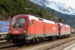 06. April 2011, Bahnhof Brenner die Taurus-Loks 1016 019 und 1116 073 der ÖBB stehen zur Übernahme des nächsten Zuges bereit.
