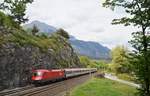 Auch der EC 164 - Transalpin - wurde in der Coronazeit auf innerösterreichischen Laufweg gekürzt. Am 24.04.2020 kam die 1016 041 mit ihrer verkürzten Garnitur von Graz Hauptbahnhof nach Feldkirch pünktlich an der Jenbacher Steinwand vorbei.