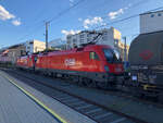 1116 142 & 1016 013 mit einem Güterzug richtung Vorarlberg bei der Ausfahrt aus dem Innsbrucker Hbf am Abend des 28.05.2021