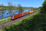 Auch schon seit zwei Jahrzehnten steht der ÖBB Taurus 1016.008 im Einsatz. An 10. Mai 2021 beförderte die Maschine den KLV-Zug DGS 41126 von Budapest Soroksar Terminal nach Neuss Gbf. Bei Seestetten konnte ich die Leistung bei der Fahrt entlang der Donau dokumentieren. 