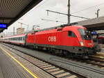 1016 018-4 wartet mit ihrem REX 5333 am Bahnsteig 5 auf die Abfahrt nach Kufstein.