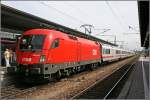 Die fast 7 Jahre alte Salzburger 1016 013 ist soeben mit dem InterCity 2082  Knigssee , von Berchtesgaden Hbf nach Hamburg Hbf, in den Ostbahnhof eingefahren. (01.07.2007)
