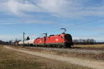 1016 043 und 1116 185 waren am 10. Februar 2026 mit einem gemischten Güterzug bei Übersee am Chiemsee in Richtung Salzburg unterwegs.