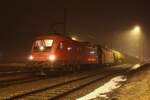 Tief in der Nacht am 12.2.2026 sind die 1016 046 und 1144 238 mit einem Kesselwagenganzzug von Ingolstadt kommend in Eben im Pongau angekommen.
Hier wurde das Nachschiebetriebfahrzeug abgekuppelt und die Fahrt ging weiter nach Graz Vbf.