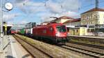 ÖBB 1016 018 fährt mit einem Containerzug durch Regensburg Hbf am 31. Juli 2021. Links DB Regio 442 217.