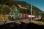 ELOC 193 273 von Rail&Sea und �BB 1016 024 �berqueren am 24.08.2026 mit einem G�terzug die Falkensteinbr�cke, in Richtung Salzburg.