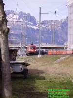 1016 041-4 erklimmt mit einem Autozug die Steigung zur Rheinbrcke und Frstentum Liechtenstein.
