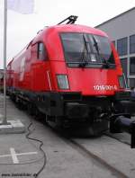 1016 001 der BB am 16.10.00 auf der Innotrans in Berlin.