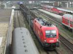 1016 020 mit einem Gterzug am 1.4.2008 in Regensburg.