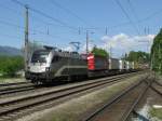 Die Railjet Lok 1016 034 mit einem Gterzug am 8.5.2008 in Brixlegg.