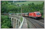 An dieser Stelle wollte ich eigentlich den talwrts fahrenden RailJet machen, allerdings machte mir da ein Gegenzug einen Strich durch die Rechnung. So bliebt mir am 22.5.2008 vom Wagnergraben Viadukt nur dieses Foto von 1016 002 und ihrem Kohleleerzug.