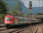 1016 038 durchfhrt den Bahnhof Kundl mit dem OEC 563  HANDL TYROL SPECK , von Bregenz nach Wien Westbahnhof, am Haken.  Ein schner Name fr einen Zug;-) Der Unterschied zwischen den  normalen  und den  Modulwagen  ist deutlich zuerkennen. (05.07.2008)
