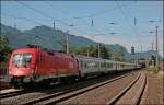 1016 038 durchfhrt den Bahnhof Kundl mit dem OEC 563  HANDL TYROL SPECK , von Bregenz nach Wien Westbahnhof, am Haken. (05.07.2008
