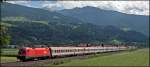 1016 033-1(?) zieht bei Schwaz den OEC 569  Bernard Ingenieure  von Bregenz nach Wien West. (08.07.2008)
