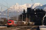 1016 050 mit einem gemischten Gterzug am 30.12.2008 in Brixlegg. Der erste Wagen dieses Zuges ist ein Rola Begleitwagen.