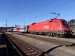 1016 039-8 schiebt die CS-Garnitur  als R3064 vor sich her, und erreicht soeben den Bhf. Redl-Zipf; 090124