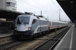 Am 19.03.09 bringt die Taurus-Lok 1016 034-9 in Railjet-Lackierung ihren EC nach Augsburg.