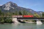1016 043 mit OEC 565 „Samariterbund“ am 25.04.2009 auf der Innbrcke bei Brixlegg.