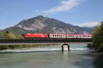1016 032 berquert mit OEC 160 „Vorarlberg“ am 25.04.2009 die Innbrcke bei Brixlegg.