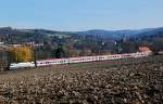 1016 034  Railjet  am 19.11.2009 vor dem OEC 564 von Wien Westbahnhof nach Bregenz, zwischen Hofstatt und Neulengbach Stadt.