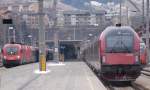 Versammlung in Landeck-Zams, allerdings nur weil der Railjet seine - inzwischen zur Gewohnheit auf dieser Linie gewordene - Versptung von 20 Minuten auf der grtenteils eingleisigen Arlbergbahn nicht wieder aufholen konnte. Die Zge der anderen Richtung traf es allerdings noch hrter, RJ 169 hatte +30, die nachfolgenden Zge wie z.B. IC 119 in der Folge +15 bzw. ICE 661 + 10.
RJ 160/560 und OEC 565 - 4.1.2010