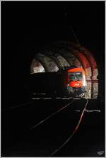 Vorbei an der Galerie im Weinzettelwandtunnel fhrt 1016 026 mit dem Gterzug 54507.