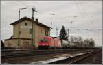 Der  Wenzel  wurde heute mit 1016 071-4 bespannt. Er befindet sich gerade neben dem alten Bahnhofsgebude von Mangolding (05.02.2011) 