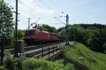 1016 029-9 und eine abgebgelte 140 vor einem Autotransportzug am 31.05.11 bei Aling.