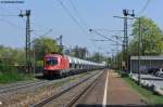 1016 022-4 der BB mit einem Kesselwagenzug bei der Durchfahrt in Regensburg-Prfening, 19.04.2011