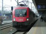 1016 043-9 erreicht mit EC565 (Hotel Ibis) den Bhf. JENBACH 060322