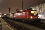 1016 011 vor dem EN 490  Hans Albers  von Wien Westbahnhof (Ws) nach Hamburg Altona mit Kurswagen nach Kln, vor der Abfahrt im Bahnhof Wien Westbahnhof; am 02.12.2011