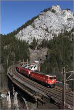 1144 040 als Vorspannlok von Gloggnitz nach Mrzzuschlag, dahinter 1016 043 mit dem 54605 (Wien Zvbf - Bruck an der Mur) beim Queren der Kalten Rinne.
Breitenstein  16.3.2012