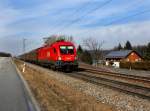 Die 1016 021 mit einem Gterzug am 25.02.2012 unterwegs bei Vilshofen.