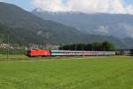1016 024 mit 5 Rola Begleitwagen am 26.05.2012 bei Schwaz.