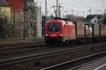 Der BB-Taurus 1016 045-5 nhert sich aus Richtung Deutz mit Fahrrichtung Ehrenfeld. Im Gepck eine Mischung aus Gefahrgut-Tankwagen und Containern. Am 02.04.2012 in Kln-West.