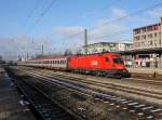 Die 1016 042 mit einem EC am 01.12.2012 bei der Durchfahrt am Heimeranplatz (Mnchen).