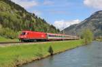 Am 5.Mai 2013 war 1016 033 bei Dorfgastein mit EC 110 von Mnchen Hbf auf dem Weg nach Klagenfurt Hbf.