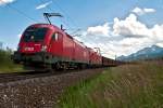 1016 015 an der Spitze dieses Gterzuges, aufgenommen am 04.07.2013 kurz vor Finkenstein in Richtung Villach.